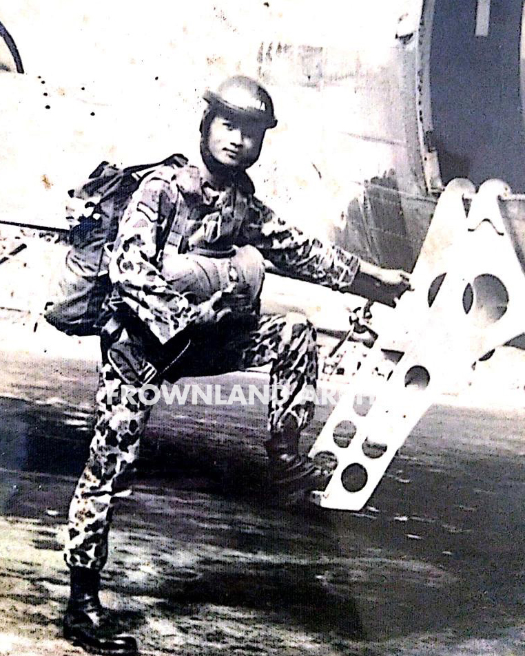 Foto super langka dari Yon-32-Para Brimob, Berdiri di kanan: Sersan Mayor Pol (Purn) Sungkowo [Atau sekarang, Bripka]. Ketika persiapan terjun, dengan helm donut dan coverall macan tutulnya. Sepertinya tahun 1966 akhir atau 1967 awal, sebelum ada loreng Yon 32 mungkin? masih dicari informasinya