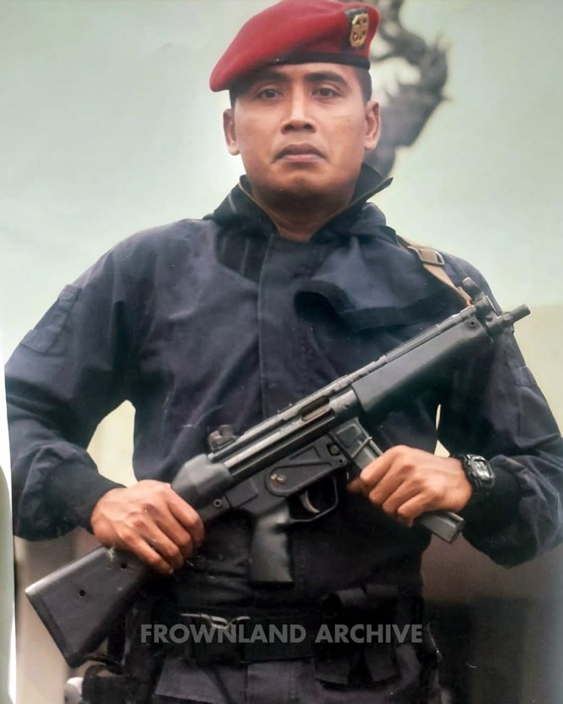 Dari keluarga Letda M Rofiq Asjudi - Batalyon 811 SAT 81 Kopassus. Jabatan beliau sekarang Pamin Logistik Detasemen Markas. Foto ini diambil pada tahun 2008/2009, kemungkinan ketika berpangkat Sersan Kepala.