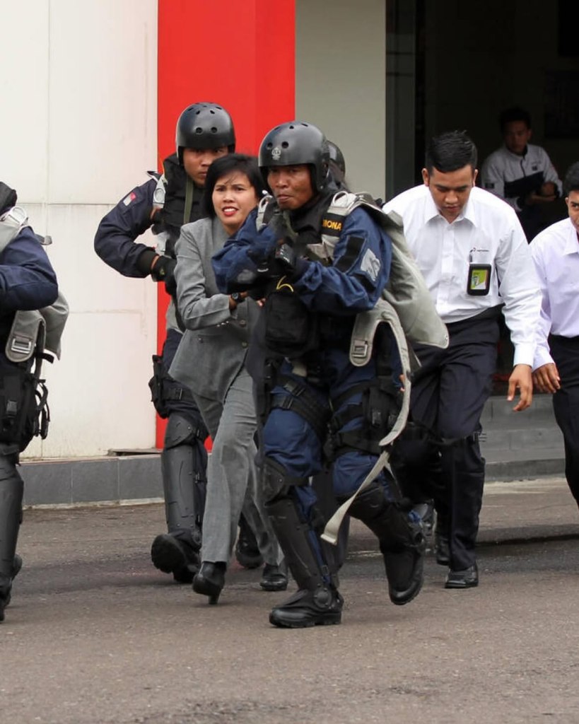 Sekitar tahun 2014/2015, personel Denjaka detasemen jala mangkala mulai menggunakan Nomex suit produksi SARKAR yang terlihat pada foto dokumentasi latihan tahun 2015, di mana salah satu personil di barisan depan tampak menggunakan seragam dengan shade biru yang sedikit berbeda dari lainnya. SARKAR sendiri merupakan perusahaan perlengkapan taktis berbasis di Inggris. Bagaimana dan kenapa fighting suit ini diadopsi oleh Denjaka masih menjadi teka-teki sampai sekarang.