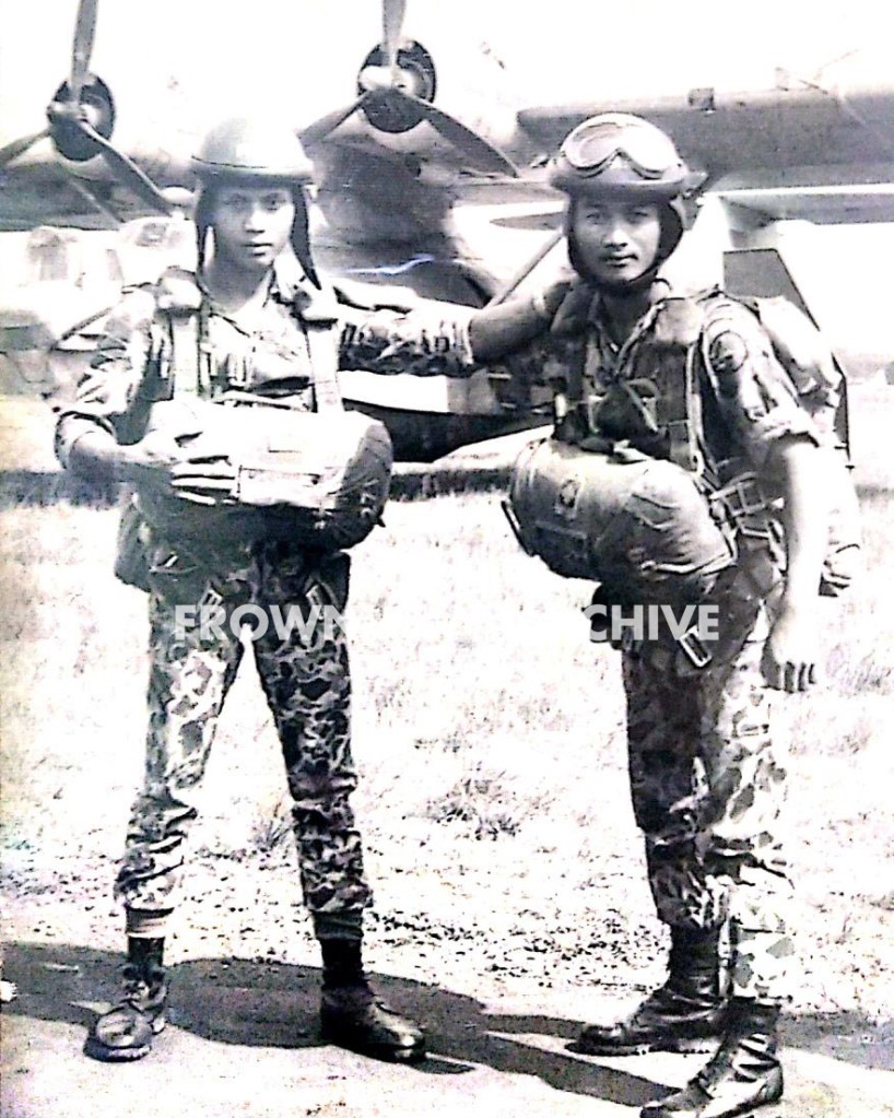 Foto super langka dari Yon-32-Para Brimob, Berdiri di kanan: Sersan Mayor Pol (Purn) Sungkowo [Atau sekarang, Bripka]. Ketika persiapan terjun, dengan helm donut dan coverall macan tutulnya. Sepertinya tahun 1966 akhir atau 1967 awal, sebelum ada loreng Yon 32 mungkin? masih dicari informasinya
