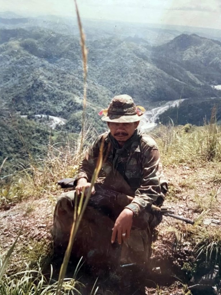 Foto dari kakeknya Pak Raka Saputro, somewhere in Timor Timur sekitar 1985/1986s? Dan dengan sanizited uniform (tidak ada patch).
Sepertinya dari Kopassus.