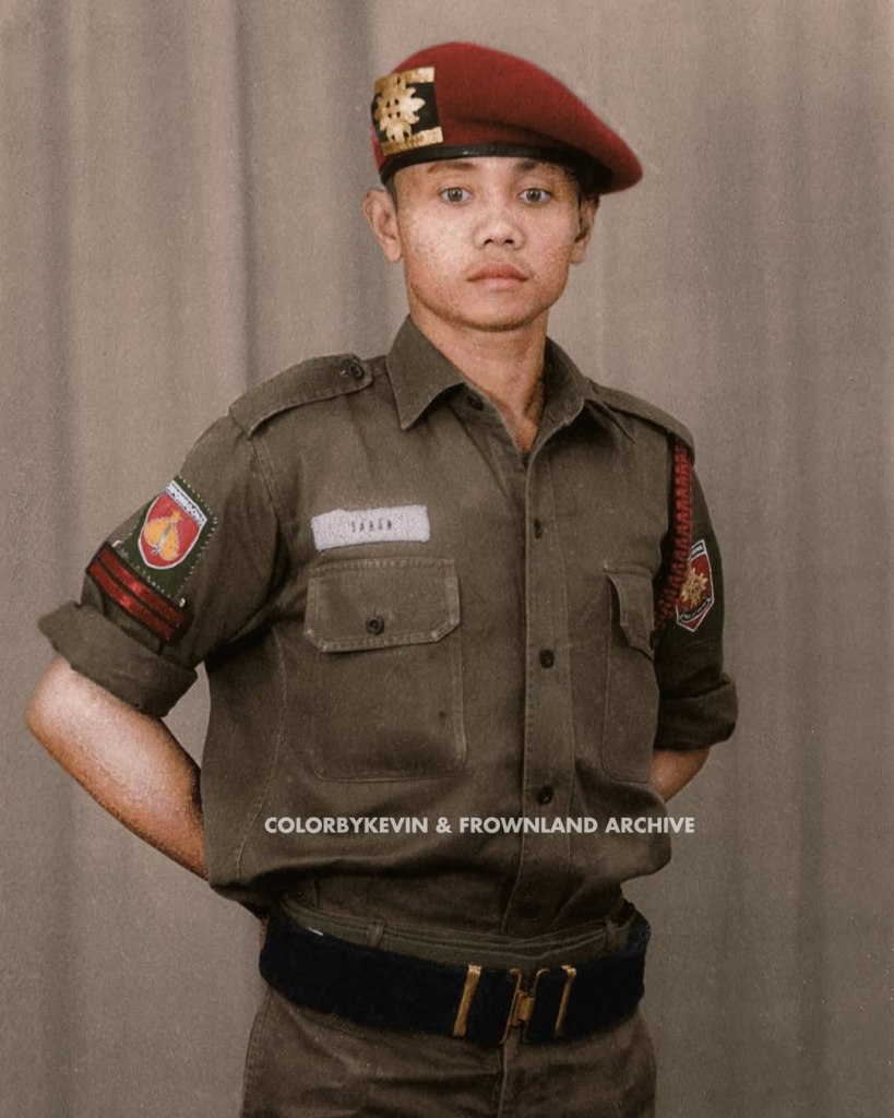 foto Pratu: Sabar H.S. ketika tergabung di Resimen Cakrabirawa. foto ini paling sering dipakai diberbagai media (yang terkenal juga ada) TANPA CREDIT, bahkan sekarang dijadikan bahan provokasi. foto ketiga bukti album foto di koleksian saya. post ini untuk meluruskan, beliau tetap berkarir setelah dari tjakrabirawa, ada foto berpangkat Sertu juga. setelah pensiun, berkarir di WITEL.