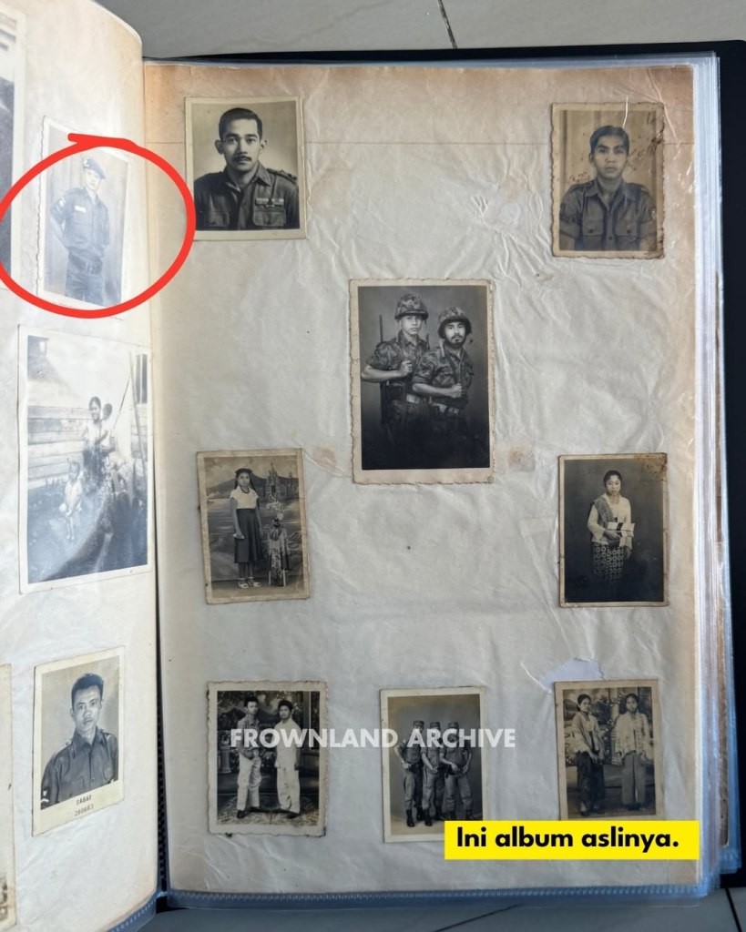 foto Pratu: Sabar H.S. ketika tergabung di Resimen Cakrabirawa. foto ini paling sering dipakai diberbagai media (yang terkenal juga ada) TANPA CREDIT, bahkan sekarang dijadikan bahan provokasi. foto ketiga bukti album foto di koleksian saya. post ini untuk meluruskan, beliau tetap berkarir setelah dari tjakrabirawa, ada foto berpangkat Sertu juga. setelah pensiun, berkarir di WITEL.