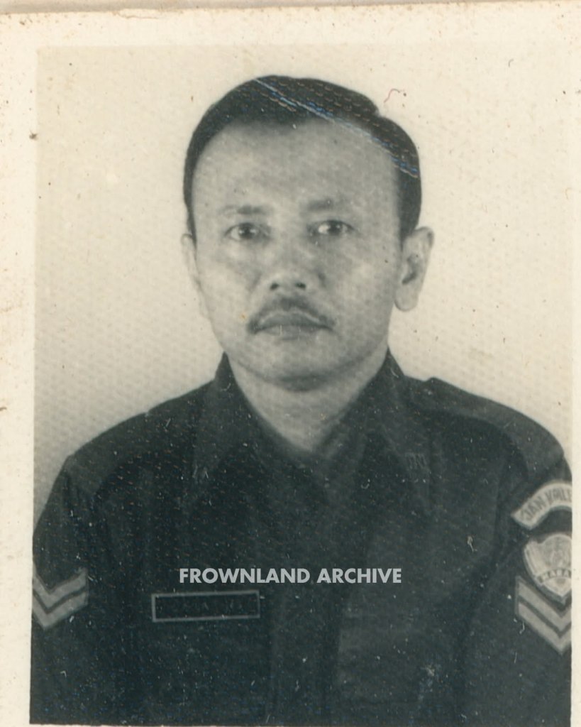 foto Pratu: Sabar H.S. ketika tergabung di Resimen Cakrabirawa. foto ini paling sering dipakai diberbagai media (yang terkenal juga ada) TANPA CREDIT, bahkan sekarang dijadikan bahan provokasi. foto ketiga bukti album foto di koleksian saya. post ini untuk meluruskan, beliau tetap berkarir setelah dari tjakrabirawa, ada foto berpangkat Sertu juga. setelah pensiun, berkarir di WITEL.
