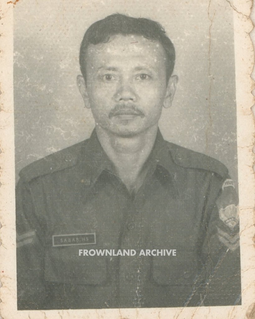 foto Pratu: Sabar H.S. ketika tergabung di Resimen Cakrabirawa. foto ini paling sering dipakai diberbagai media (yang terkenal juga ada) TANPA CREDIT, bahkan sekarang dijadikan bahan provokasi. foto ketiga bukti album foto di koleksian saya. post ini untuk meluruskan, beliau tetap berkarir setelah dari tjakrabirawa, ada foto berpangkat Sertu juga. setelah pensiun, berkarir di WITEL.
