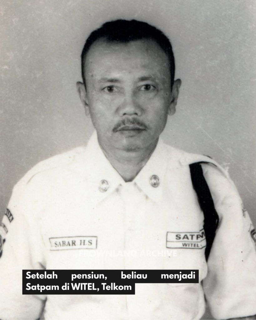 foto Pratu: Sabar H.S. ketika tergabung di Resimen Cakrabirawa. foto ini paling sering dipakai diberbagai media (yang terkenal juga ada) TANPA CREDIT, bahkan sekarang dijadikan bahan provokasi. foto ketiga bukti album foto di koleksian saya. post ini untuk meluruskan, beliau tetap berkarir setelah dari tjakrabirawa, ada foto berpangkat Sertu juga. setelah pensiun, berkarir di WITEL.