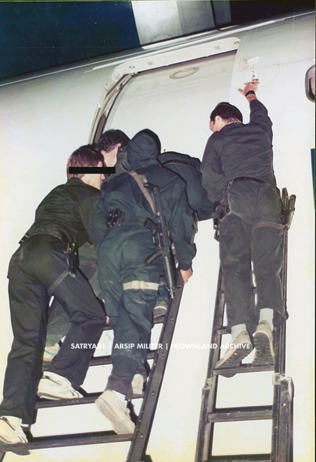 Dirgahayu ke-44 SAT-81 Kopassus “Siap Setia Berani”. foto langka latihan aircraft hostage rescue dari Koleksi Abdul R. Kadir, atas izin dari