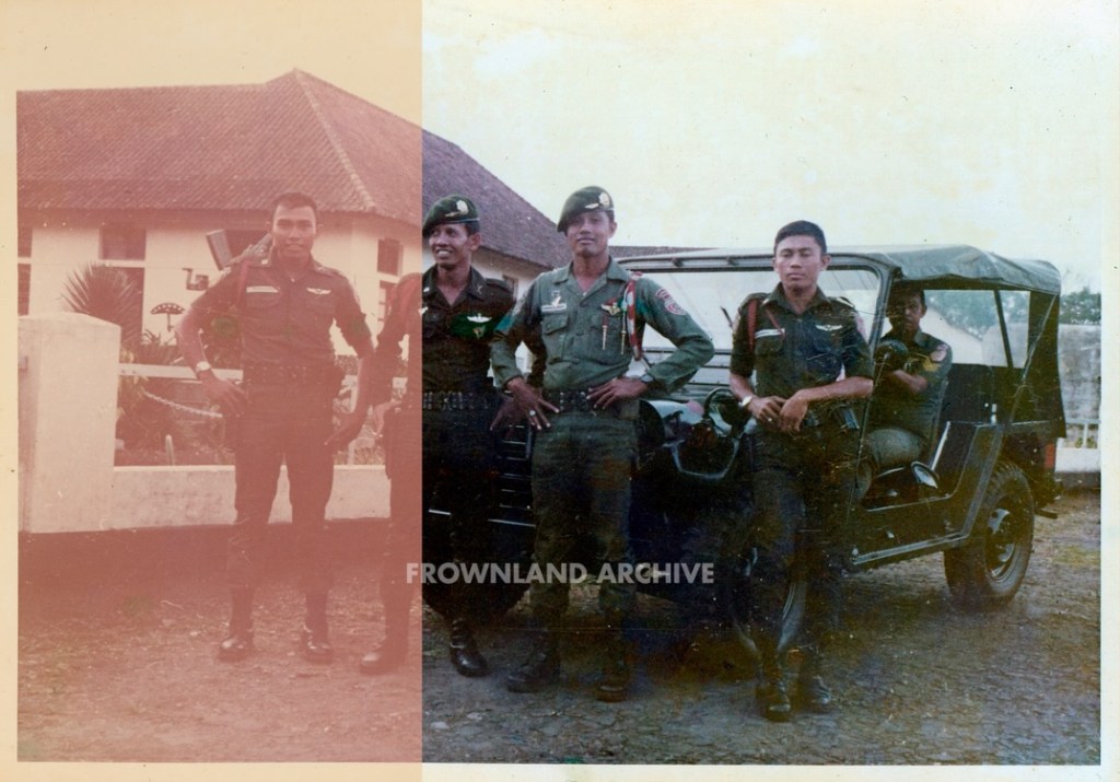 helloo saya pernah bahas dan upload relic OG107 type 3 (seragam US) yang dipakai oleh kita, terutama di Yonif 328/Kostrad.

berikut juga foto terlihat dengan jelas, personil depan dengan tali kur di lengan kiri + jumpmaster + pathfinder memakai seragam tersebut. beliau dari yonif 328. ada yang bisa identifikasi siapa beliau?