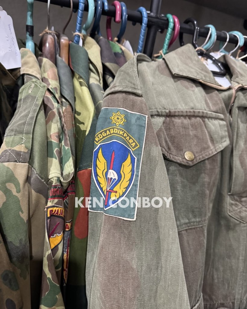 Kogabdikpara (Komando Gabungan Pendidikan Para) dibentuk pada 25 April 1964 (Dibubarkan pada 1966) sebagai upaya untuk menyatukan dan menstandarkan pendidikan terjun payung lintas matra di Indonesia. Komando ini mengoordinasikan pusat latihan milik Angkatan Udara di Margahayu dan Angkatan Darat di Batujajar. smock camo ini adalah relic yang matching dengan period photo, sangat langka. Courtesy & izin dari Pak Ken Conboy.