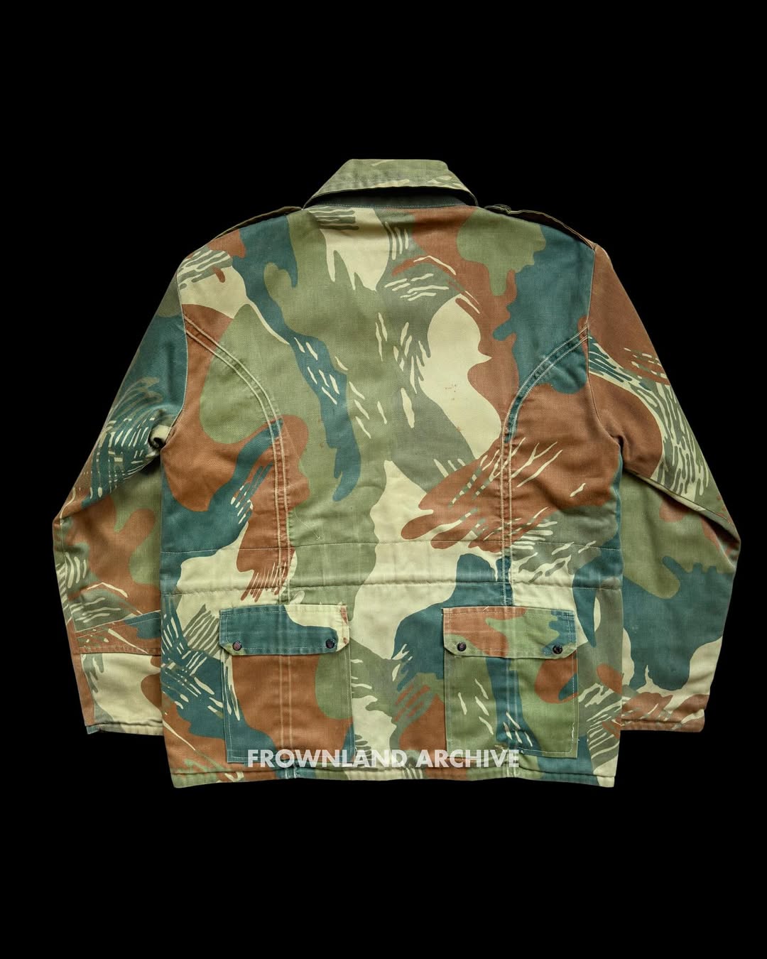 Loreng “Rhodesia” Brushstroke milik KODAM Jaya atau Brigade Infanteri 1/Jaya Sakti dari era 1970-an. Sepengetahuan saya, loreng ini hanya dibagikan kepada personel Satuan Tempur dan Bantuan Tempur KODAM Jayakarta. Di tahun 2012, pola ini kembali di-issue ulang untuk digunakan lagi.  Pattern ini sering disamakan/dimiripkan dengan Rhodesian Brushstroke, meskipun saya pribadi belum mengetahui pasti asal-usulnya. Saya sertakan juga perbandingannya di postingan ini. Relic ini special dikarenakan dalam bentuk cuttingan jaket yang identik dengan koleksi era 70an saya lainnya. —— The “Rhodesia” Brushstroke camouflage of KODAM Jaya or the 1st Infantry Brigade/Jaya Sakti from the 1970s. AFAIK this pattern was only issued to combat and combat support personnel of KODAM Jayakarta. In 2012, the pattern was reissued again.  It is often compared to the Rhodesian Brushstroke, although I personally am not certain of its exact origins. I’ve also included a comparison in this post. This relic is very special as it comes in a 4-pocket jacket cut identical to my other 1970s-era collection pieces. Usually its two piece uniform.