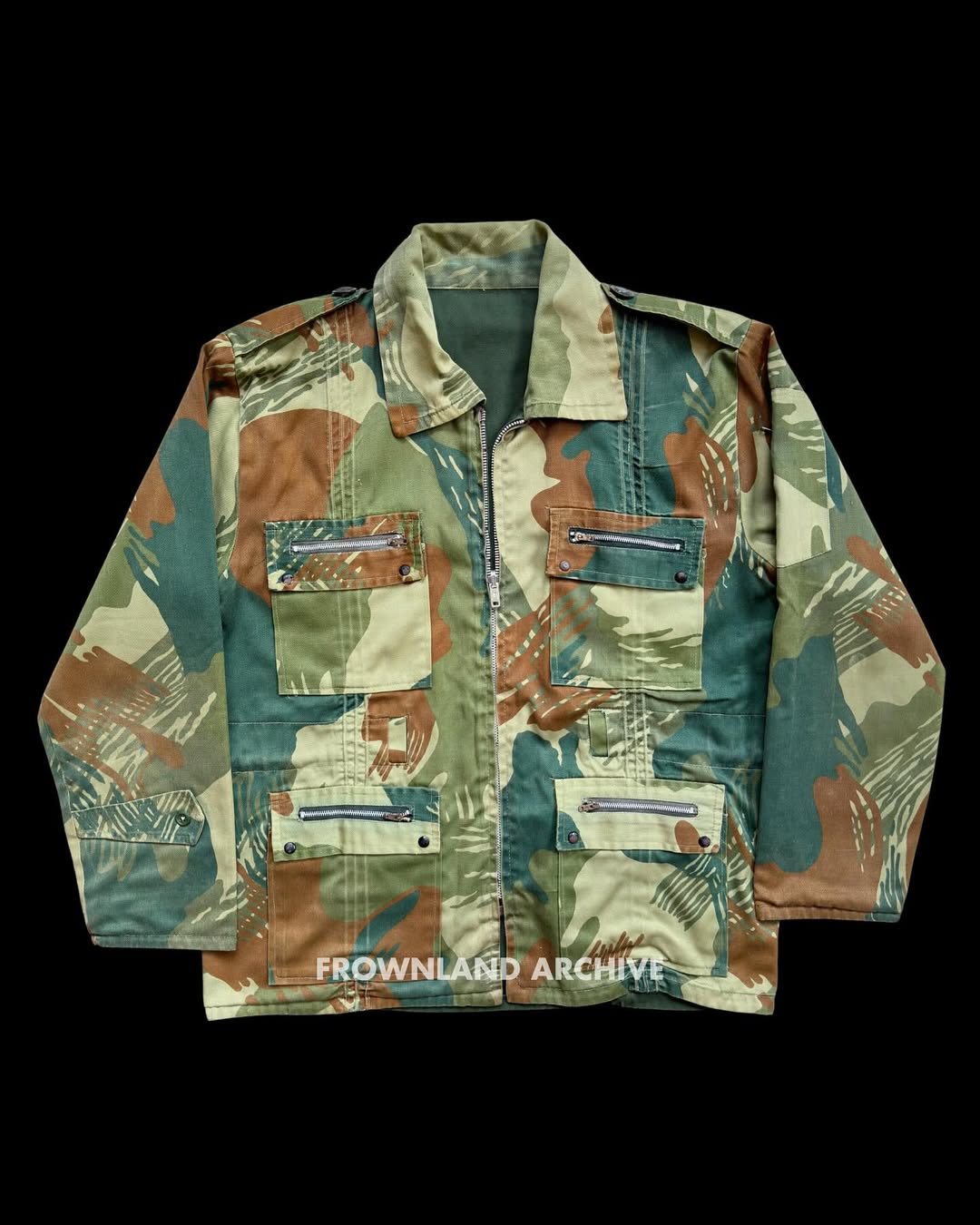 Loreng “Rhodesia” Brushstroke milik KODAM Jaya atau Brigade Infanteri 1/Jaya Sakti dari era 1970-an. Sepengetahuan saya, loreng ini hanya dibagikan kepada personel Satuan Tempur dan Bantuan Tempur KODAM Jayakarta. Di tahun 2012, pola ini kembali di-issue ulang untuk digunakan lagi.
 Pattern ini sering disamakan/dimiripkan dengan Rhodesian Brushstroke, meskipun saya pribadi belum mengetahui pasti asal-usulnya.
Saya sertakan juga perbandingannya di postingan ini. Relic ini special dikarenakan dalam bentuk cuttingan jaket yang identik dengan koleksi era 70an saya lainnya.