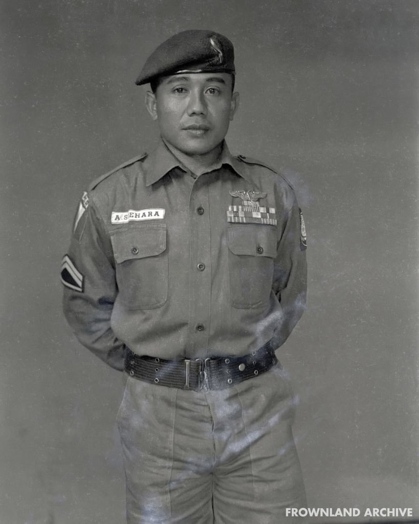 Lahir 7 Februari 1930 di Maruyung, Bandung. Pernah bertugas di berbagai satuan sejak era revolusi fisik, termasuk Pasukan Sabilillah, Batalyon 29/9 Siliwangi, hingga Bn.3 “Siluman Merah” pimpinan Achmad Wiranatakusumah. Relic foto kedua adalah asli dari era Siluman Merah.

Ara Suhara adalah salah satu tokoh penting dalam penangkapan SM Kartosuwiryo pada 4 Juni 1962 di Gunung Geber, Jawa Barat, saat tergabung di Kompi C, Yonif 328 Kujang II/Siliwangi. Beliau mendokumentasikan operasi tersebut dalam tulisan berjudul “Sekilas Kisah Nyata Tertangkapnya SM Kartosuwiryo”.

Selama karier militernya, beliau naik pangkat dari Serka (1965) hingga Kapten (1973), dan pensiun sebagai Mayor Kehormatan. Sekitar 80% peninggalan beliau kini disimpan di Museum Yonif 328.