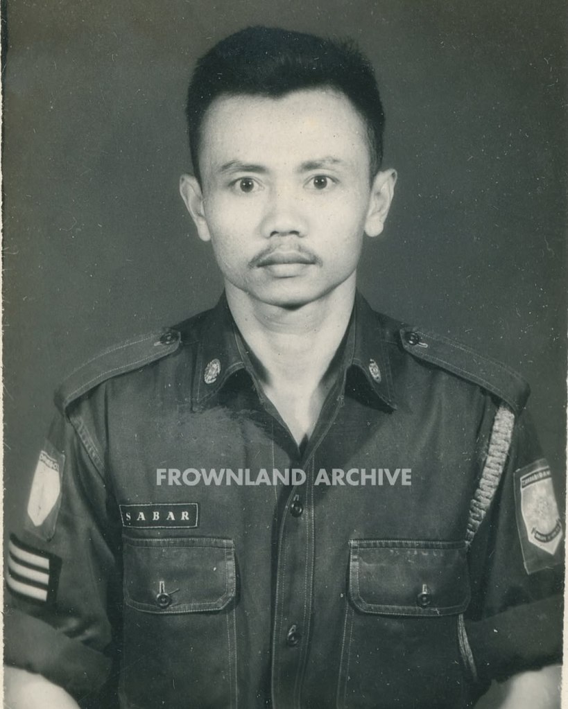 Praka foto Pratu: Sabar H.S. ketika tergabung di Resimen Cakrabirawa. foto ini paling sering dipakai diberbagai media (yang terkenal juga ada) TANPA CREDIT, bahkan sekarang dijadikan bahan provokasi. foto ketiga bukti album foto di koleksian saya. post ini untuk meluruskan, beliau tetap berkarir setelah dari tjakrabirawa, ada foto berpangkat Sertu juga. setelah pensiun, berkarir di WITEL.