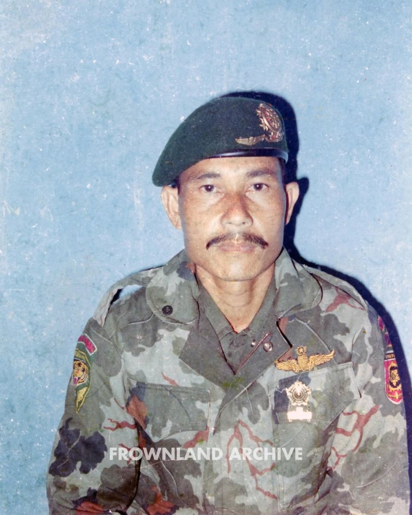 pak mailudin dari yonif linud 328 kostrad, terlihat memakai jacket loreng daun anggur jatah awal sekitar tahun 1970an. sebelum nanti model M65 yang lebih tebal, saya sebut jaket ini sebagai seroja-cut dikarenakan dipakai di awal awal ops seroja.
