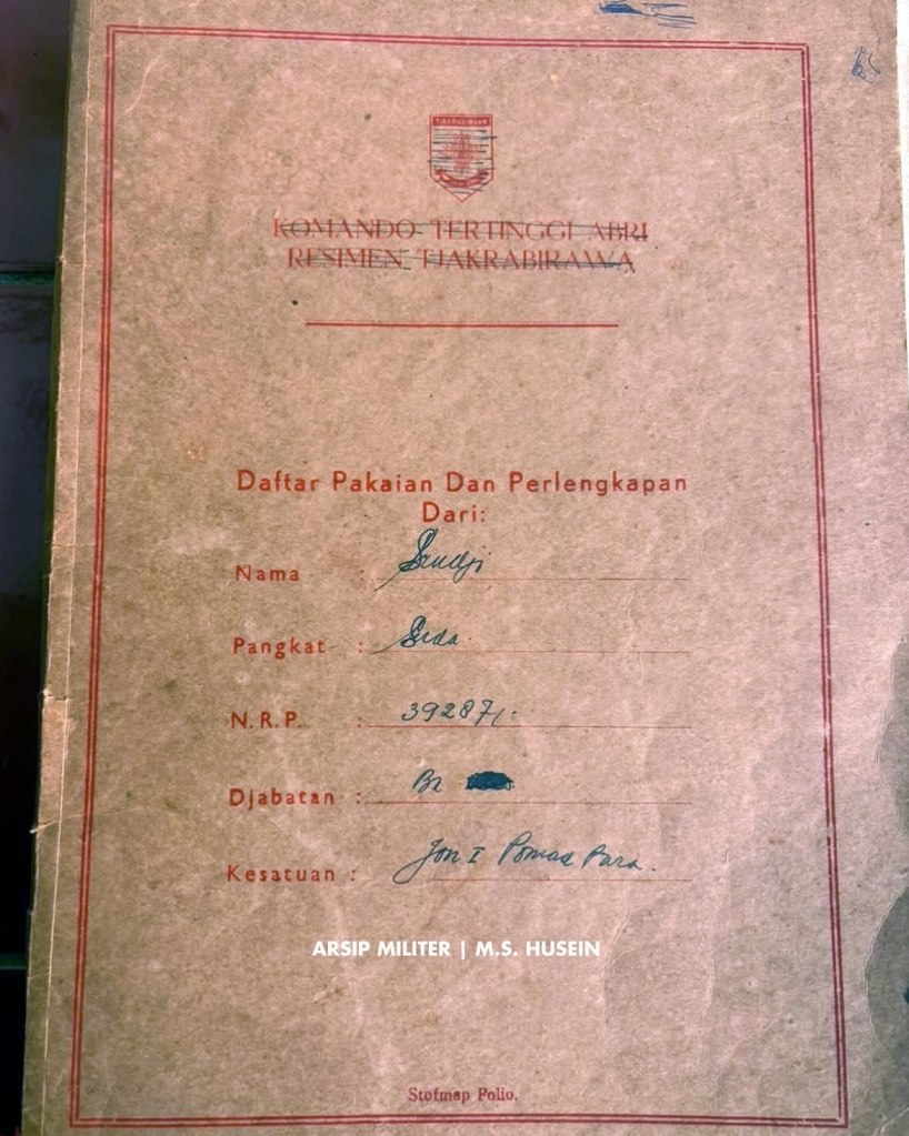 Ada juga relic milik buku daftar pakaian yang masih menggunakan identitas Tjakrabirawa dan kemudian dicoret, buku penerjunan saat mengikuti latihan bersama RPKAD di Batujajar pada tahun 1965, serta beberapa piagam lainnya.