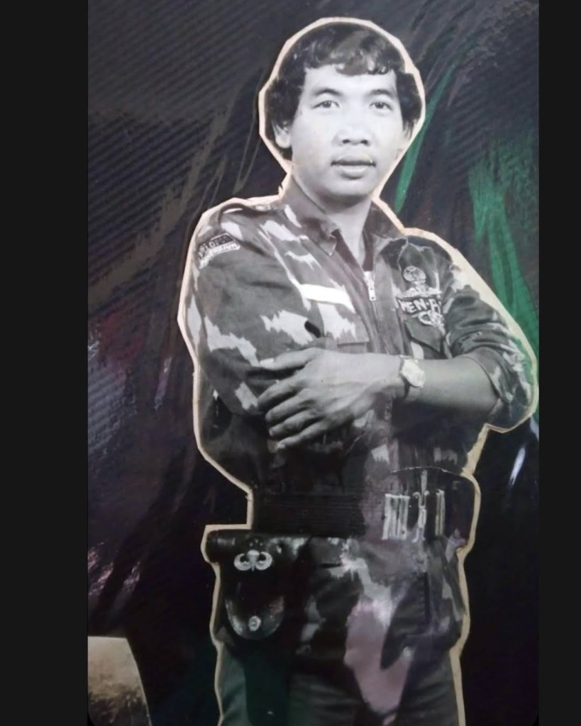Personel MenPor (Resimen Pelopor) Brimob pada akhir 1960-an dengan salah satu loreng paling unik yang pernah digunakan, Pak Ken Conboy menyebut ini sebagai “jagged-splotch pattern”.

Selain itu, ada seri pertama Parachute Qualification Badge, diperkirakan dibagikan pada tahun 1967 dan hanya kepada satu angkatan pertama penerjun payung. Sekilas menyerupai wings milik US Army (dikarenakan banyaknya bantuan US pada masa itu).
