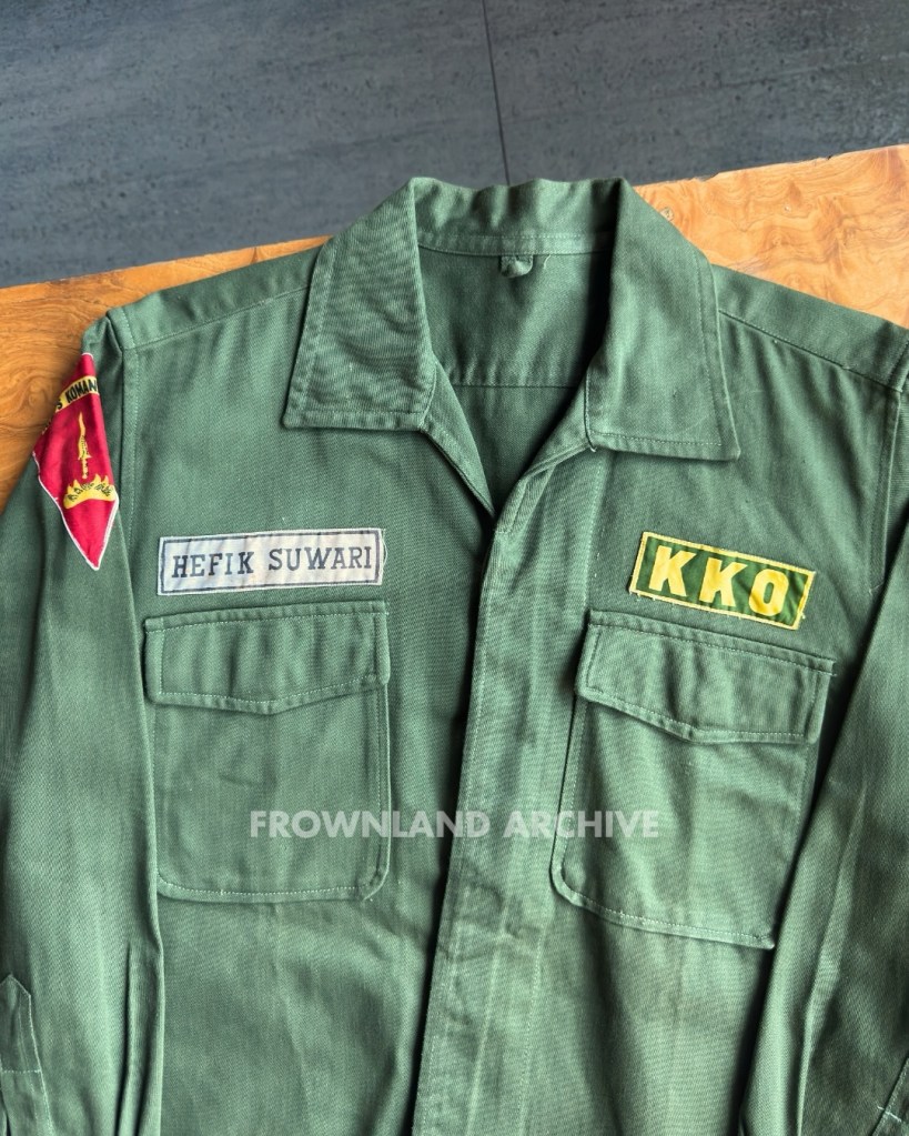 Relic PDL Korps Komando (KKo) AL milik Hefik Suwari. Berdasarkan informasi dari keluarga, beliau pernah mengikuti pendidikan Marinir di Amerika Serikat pada era 1960-an, tetapi belum diketahui apakah di Quantico atau Coronado. Hanya ada dua period picture asli yang tersisa, dan salah satunya adalah foto ini: Hefik Suwari berpose bersama personel US Army dengan patch Ordnance Training School. [timeframe unknown] What a relic, all original & untouched (seperti koleksian gua lainnya).