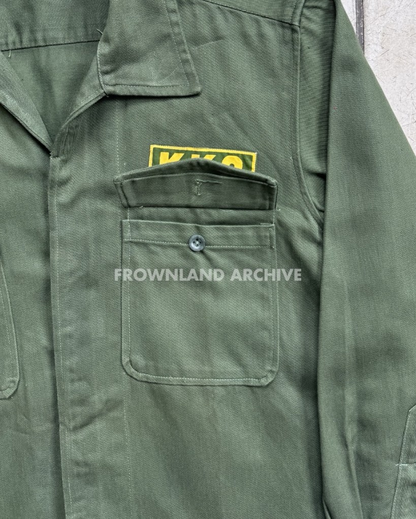 Relic PDL Korps Komando (KKo) AL milik Hefik Suwari. Berdasarkan informasi dari keluarga, beliau pernah mengikuti pendidikan Marinir di Amerika Serikat pada era 1960-an, tetapi belum diketahui apakah di Quantico atau Coronado. Hanya ada dua period picture asli yang tersisa, dan salah satunya adalah foto ini: Hefik Suwari berpose bersama personel US Army dengan patch Ordnance Training School. [timeframe unknown] What a relic, all original & untouched (seperti koleksian gua lainnya).