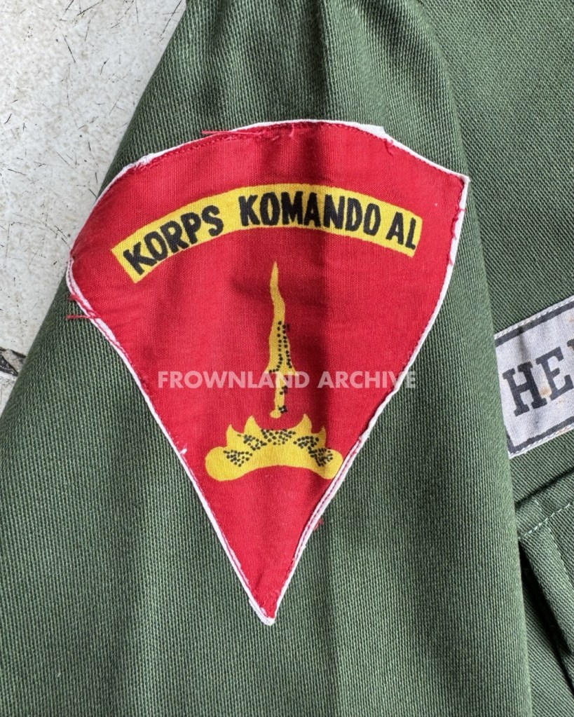 Relic PDL Korps Komando (KKo) AL milik Hefik Suwari. Berdasarkan informasi dari keluarga, beliau pernah mengikuti pendidikan Marinir di Amerika Serikat pada era 1960-an, tetapi belum diketahui apakah di Quantico atau Coronado. Hanya ada dua period picture asli yang tersisa, dan salah satunya adalah foto ini: Hefik Suwari berpose bersama personel US Army dengan patch Ordnance Training School. [timeframe unknown] What a relic, all original & untouched (seperti koleksian gua lainnya).