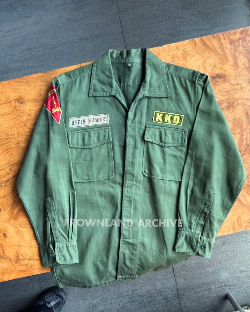 Relic PDL Korps Komando (KKo) AL milik Hefik Suwari. Berdasarkan informasi dari keluarga, beliau pernah mengikuti pendidikan Marinir di Amerika Serikat pada era 1960-an, tetapi belum diketahui apakah di Quantico atau Coronado. Hanya ada dua period picture asli yang tersisa, dan salah satunya adalah foto ini: Hefik Suwari berpose bersama personel US Army dengan patch Ordnance Training School. [timeframe unknown] What a relic, all original & untouched (seperti koleksian gua lainnya).