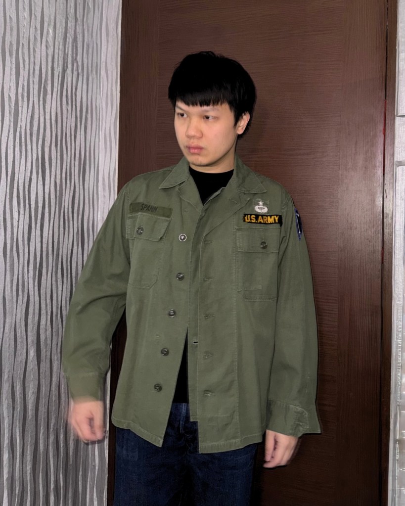 zhen rezky special warfare shirt belonged to Lt. Col. Juan W. Spann, 2 tours in Vietnam with 101st Airborne Divison. Slide no 3 is him when in Operation Somerset Plain (August 1968). In the early 1960s, Natick Laboratories began developing prototype jungle clothing uniforms for the Special Forces in Southeast Asia. One such example is the two-piece “Special Warfare” uniform. Made from 6oz nylon/cotton poplin, it was used until 1965. You can identify these uniforms by the extra gas-flap and adjustable sleeve gusset on the arms. If the tag’s text is still readable, it will say “SPECIAL.WARFARE”. My example has the contract number “CONT.NO.5186”. According to forum discussions, the term “Special Warfare” refers to conditions outside the normal temperature/climate expected for the US Army. This uniform was not a private purchase like FOTL (Fruit of the Loom) nor privately tailored like Maharajah; it was indeed issued to personnel before introducing the 1st pattern jungle jacket. The material is very thin, making these items rare, especially the trousers (information sourced from Shelby Stanton’s book and the USMF forum).