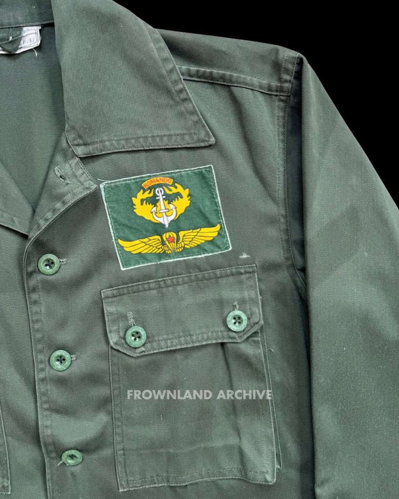 PDL Hijau, Kopassandha (Now Kopassus) Grup 2 PDL ini diproduksi oleh CV. Pulung Manunggal pada tahun anggaran 1981/1982. Seluruh atribut masih menggunakan sablon, sebelum bordiran menjadi standar. Beberapa patch yang hilang hilang yaitu pangkat, name tag, scroll Komando dan patch kopassus “Para-Komando” di lengan kiri. Yang tersisa hanya yang patch Grup 2, kualifikasi Komando dan wing terjun satu bintang di dada kiri, menandakan bahwa pemiliknya pernah melakukan terjun tempur. Wing yang sangat langka.