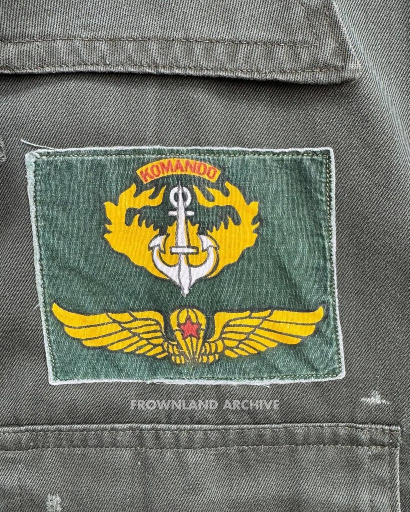 PDL Hijau, Kopassandha (Now Kopassus) Grup 2 PDL ini diproduksi oleh CV. Pulung Manunggal pada tahun anggaran 1981/1982. Seluruh atribut masih menggunakan sablon, sebelum bordiran menjadi standar. Beberapa patch yang hilang hilang yaitu pangkat, name tag, scroll Komando dan patch kopassus “Para-Komando” di lengan kiri. Yang tersisa hanya yang patch Grup 2, kualifikasi Komando dan wing terjun satu bintang di dada kiri, menandakan bahwa pemiliknya pernah melakukan terjun tempur. Wing yang sangat langka.