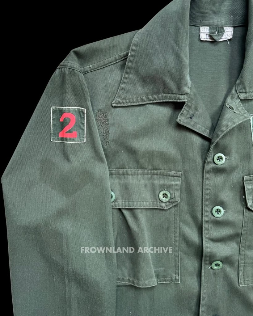 PDL Hijau, Kopassandha (Now Kopassus) Grup 2 PDL ini diproduksi oleh CV. Pulung Manunggal pada tahun anggaran 1981/1982. Seluruh atribut masih menggunakan sablon, sebelum bordiran menjadi standar. Beberapa patch yang hilang hilang yaitu pangkat, name tag, scroll Komando dan patch kopassus “Para-Komando” di lengan kiri. Yang tersisa hanya yang patch Grup 2, kualifikasi Komando dan wing terjun satu bintang di dada kiri, menandakan bahwa pemiliknya pernah melakukan terjun tempur. Wing yang sangat langka.