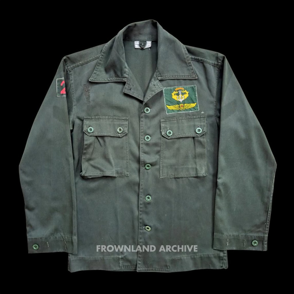 PDL Hijau, Kopassandha (Now Kopassus) Grup 2 PDL ini diproduksi oleh CV. Pulung Manunggal pada tahun anggaran 1981/1982. Seluruh atribut masih menggunakan sablon, sebelum bordiran menjadi standar. Beberapa patch yang hilang hilang yaitu pangkat, name tag, scroll Komando dan patch kopassus “Para-Komando” di lengan kiri. Yang tersisa hanya yang patch Grup 2, kualifikasi Komando dan wing terjun satu bintang di dada kiri, menandakan bahwa pemiliknya pernah melakukan terjun tempur. Wing yang sangat langka.