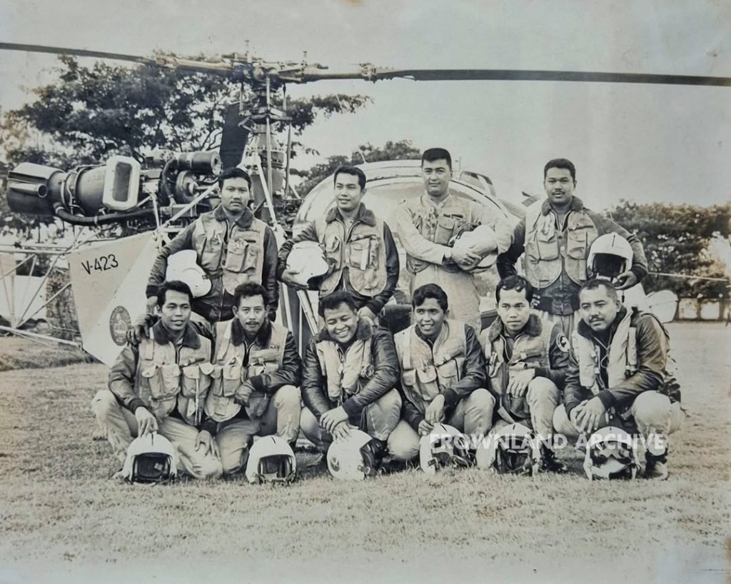 Ultra rare photo! pertama kalinya dishare ke publik, foto penerbang TNI AL (nantinya berkembang menjadi @puspenerbal ) dari koleksi Mayor KKO (Anumerta) Sugeng Hardjo Taruno (4 Desember 1938 – 3 Agustus 1976), beliau penerbang Korps Marinir Angkatan pertama, alumnus Sekolah Perwira Cadangan KKO (Sepacako) tahun 1962 (NRP 3119/P).