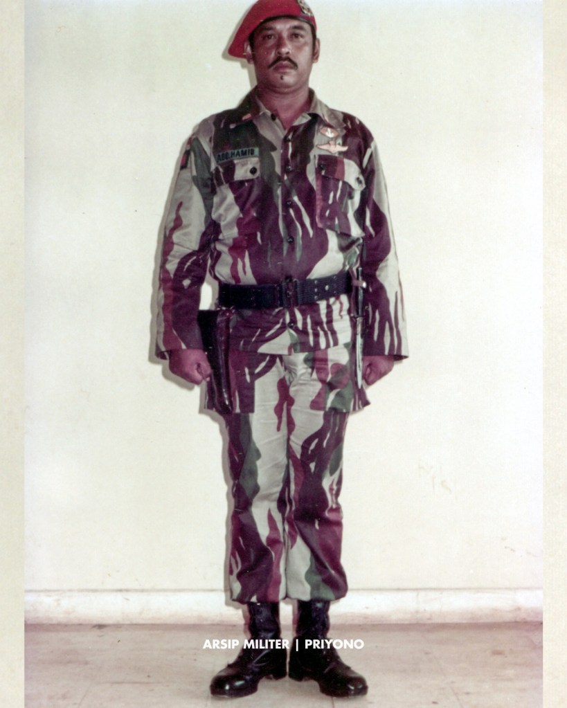 KOPASSANDHA uniform references: circa akhir 1970s - awal 1980s.

serangkaian foto arsip visual yang mendokumentasikan berbagai konfigurasi seragam PDH dan PDL dari personel Kopassandha (Sekarang- Kopassus).

dari koleksi Pak Priyono, restorasi oleh Arsip Militer | Frownland Archive.