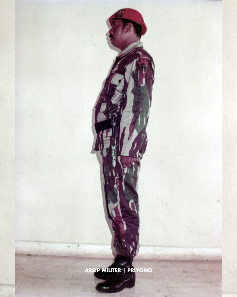 KOPASSANDHA uniform references: circa akhir 1970s - awal 1980s.

serangkaian foto arsip visual yang mendokumentasikan berbagai konfigurasi seragam PDH dan PDL dari personel Kopassandha (Sekarang- Kopassus).

dari koleksi Pak Priyono, restorasi oleh Arsip Militer | Frownland Archive.
