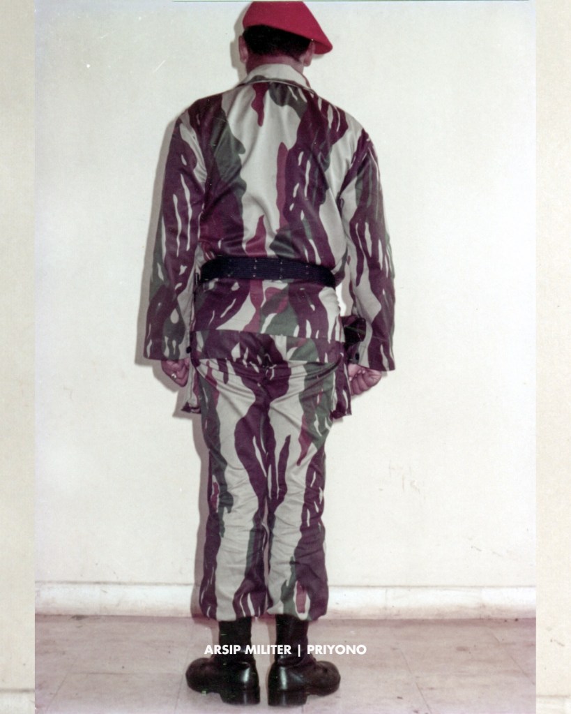 KOPASSANDHA uniform references: circa akhir 1970s - awal 1980s.

serangkaian foto arsip visual yang mendokumentasikan berbagai konfigurasi seragam PDH dan PDL dari personel Kopassandha (Sekarang- Kopassus).

dari koleksi Pak Priyono, restorasi oleh Arsip Militer | Frownland Archive.