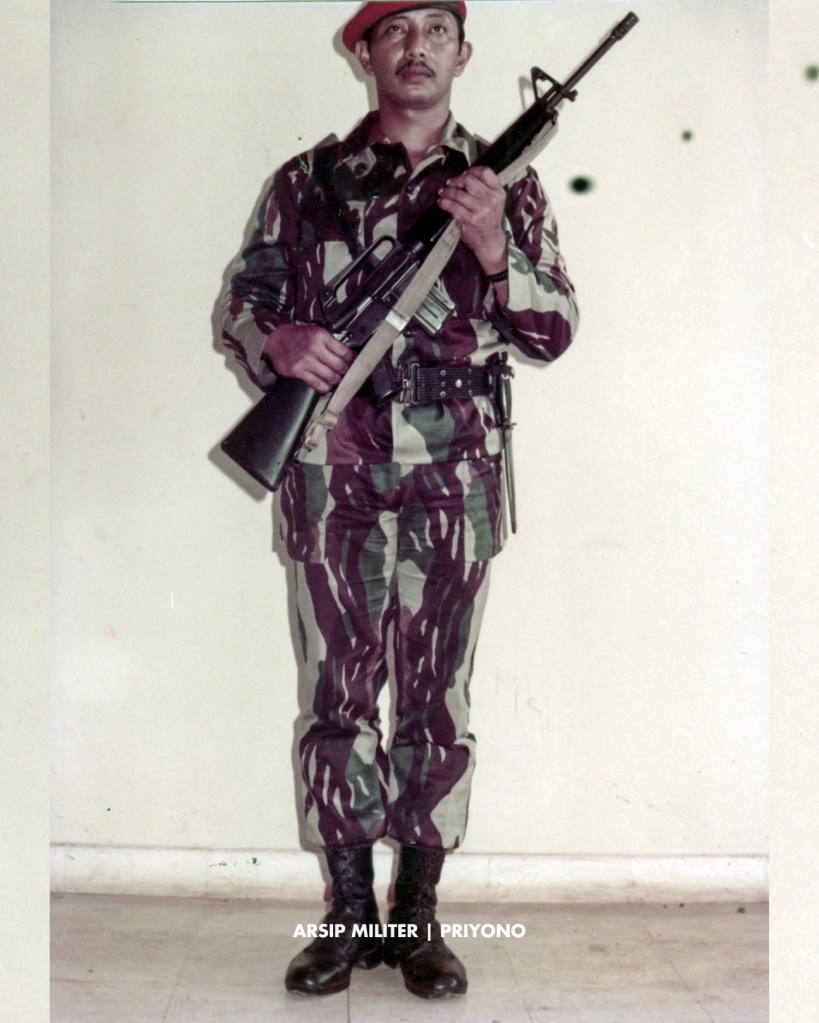KOPASSANDHA uniform references: circa akhir 1970s - awal 1980s.

serangkaian foto arsip visual yang mendokumentasikan berbagai konfigurasi seragam PDH dan PDL dari personel Kopassandha (Sekarang- Kopassus).

dari koleksi Pak Priyono, restorasi oleh Arsip Militer | Frownland Archive.