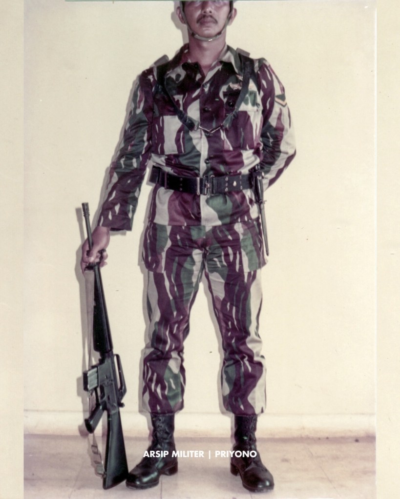 KOPASSANDHA uniform references: circa akhir 1970s - awal 1980s.

serangkaian foto arsip visual yang mendokumentasikan berbagai konfigurasi seragam PDH dan PDL dari personel Kopassandha (Sekarang- Kopassus).

dari koleksi Pak Priyono, restorasi oleh Arsip Militer | Frownland Archive.