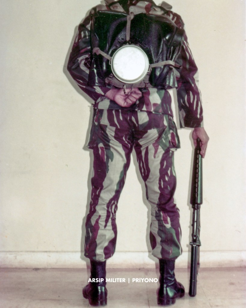 KOPASSANDHA uniform references: circa akhir 1970s - awal 1980s.

serangkaian foto arsip visual yang mendokumentasikan berbagai konfigurasi seragam PDH dan PDL dari personel Kopassandha (Sekarang- Kopassus).

dari koleksi Pak Priyono, restorasi oleh Arsip Militer | Frownland Archive.