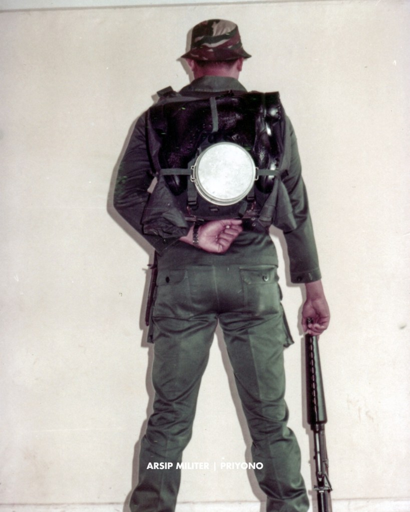 KOPASSANDHA uniform references: circa akhir 1970s - awal 1980s.

serangkaian foto arsip visual yang mendokumentasikan berbagai konfigurasi seragam PDH dan PDL dari personel Kopassandha (Sekarang- Kopassus).

dari koleksi Pak Priyono, restorasi oleh Arsip Militer | Frownland Archive.