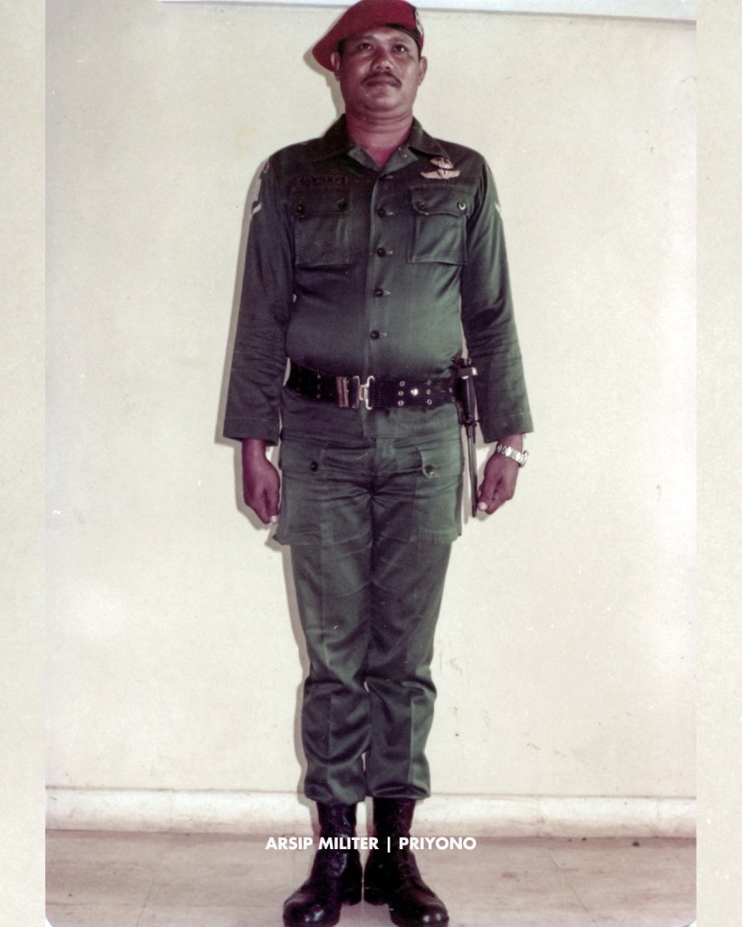 PDL Hijau lengan panjang (terkait PDL-1 atau PDL-2 nanti akan ditulis terpisah), Baret Kopassandha, Brevet Komando dan Wing Terjun berupa pin (biasanya harusnya cloth-based dan dijahit).

Patch Para-Komando dan pangkat sablon.