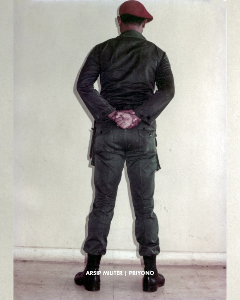 PDL Hijau lengan panjang (terkait PDL-1 atau PDL-2 nanti akan ditulis terpisah), Baret Kopassandha, Brevet Komando dan Wing Terjun berupa pin (biasanya harusnya cloth-based dan dijahit).

Patch Para-Komando dan pangkat sablon.