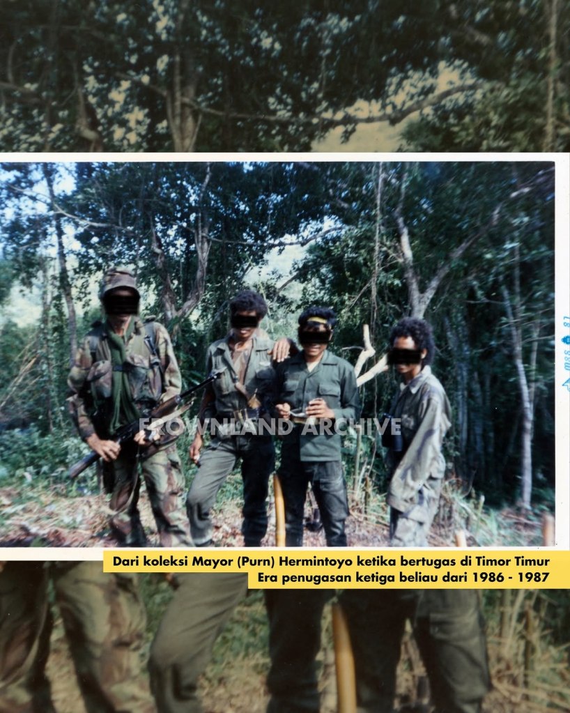 Foto periode personel Kopassus menggunakan CQC DPM Assault Vest di Dili, Timor Timur, pada akhir 1980-an