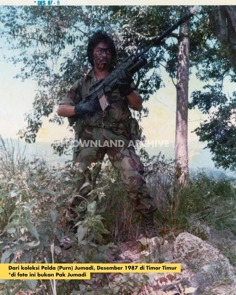 Foto periode personel Kopassus menggunakan CQC DPM Assault Vest di Dili, Timor Timur, pada akhir 1980-an