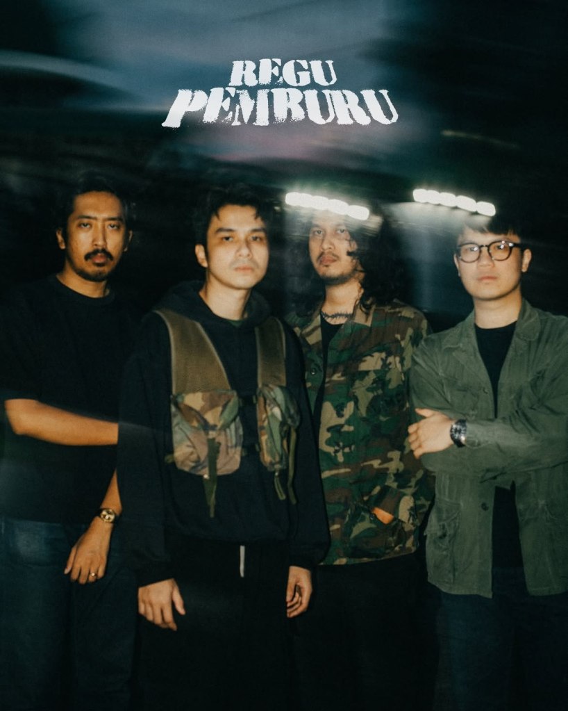 Regu Pemburu, sebuah band dari Indonesia yang mengambil inspirasi namanya dari konsep hunter-killer team. Post ini menghubungkan sejarah sebuah experimental assault vest dengan konsep Regu Pemburu dan jejak yang ditinggalkan oleh perang.